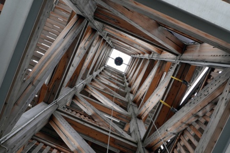 Ein Blick in den 30m hohen Keine Sorgen Turm im OÖ Kulturquartier