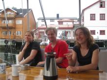 Sitting together aboard the Kallinika. In the centre: Richie Herbst. He accompanied Susanna Niedermayr and Angélica Castelló to Lofoten and was most helpful not only with the photo documentation. In 2014, Herbst will also release “sonic blue” on his label Interstellar Records.