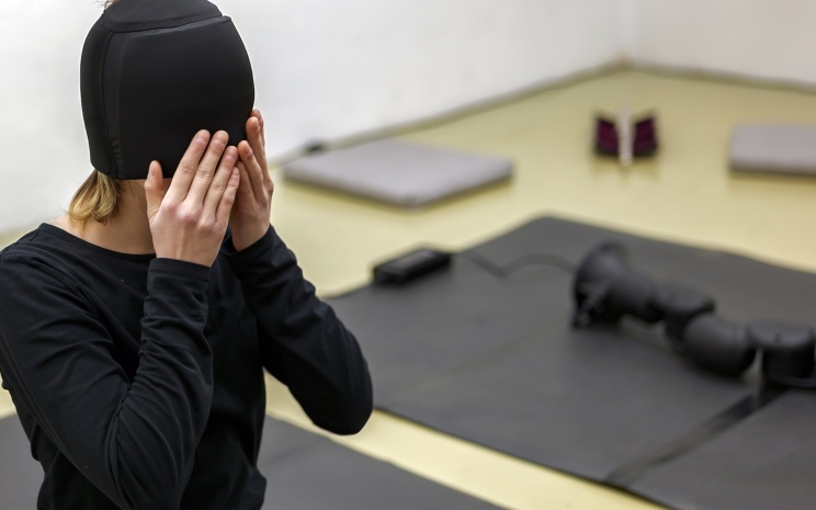 Tänzerin kniet am Boden
