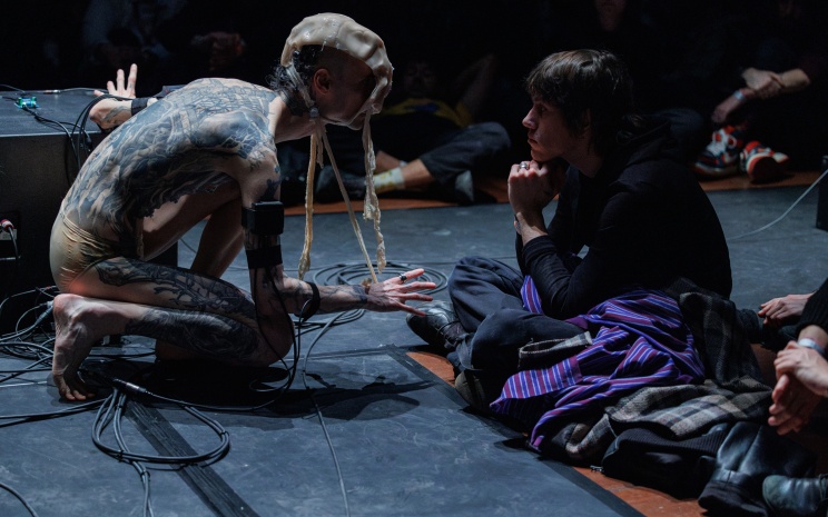 Ex Silens Performance, Mann kniet