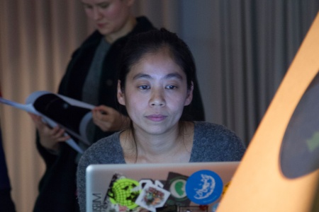 Pei-Wen Liu am Laptop