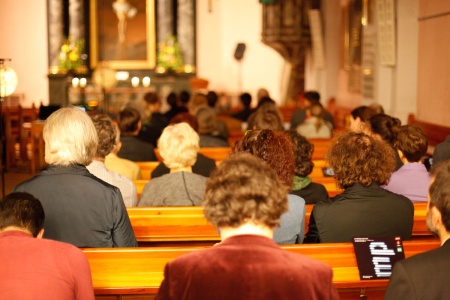 Publikum in der Kirche
