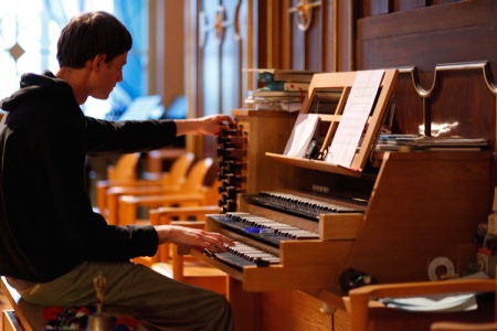 Daniel Lercher an der Orgel