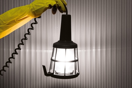 Hand hält Lampe