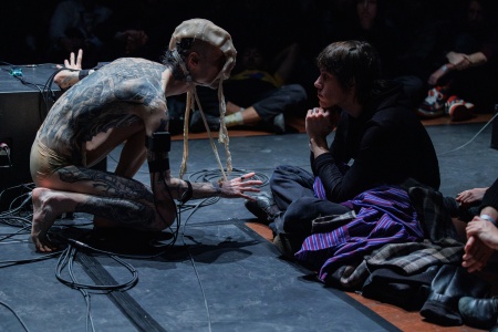 Ex Silens Performance, Mann kniet